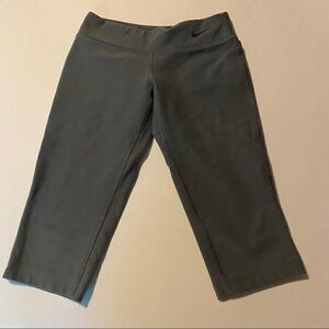 Nike Legend girls cropped Capri leggings Dri fit dark gray kids XS (4-6)